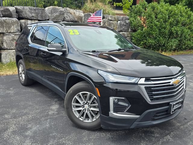 2023 Chevrolet Traverse LT Cloth in Mosaic Black Metallic — front three-quarter view